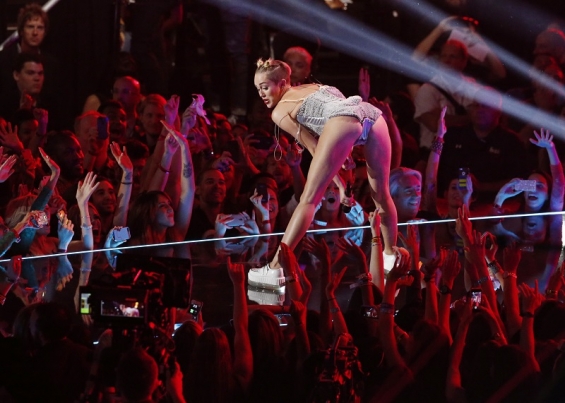 singer-miley-cyrus-performs-we-cant-stop-during-the-2013-mtv-video-music-awards-in-new-york-august-25-2013